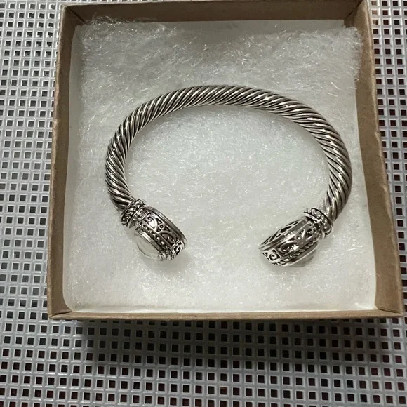 Beautiful silver tone bangle - Picture 2 of 7